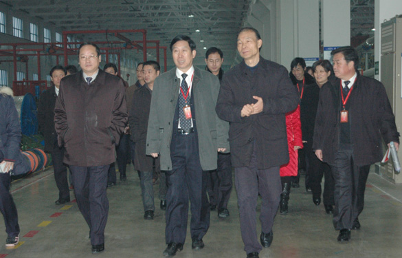 溧陽(yáng)市全體人大代表、政協(xié)委員一行600余人來(lái)江蘇上上電纜集團(tuán)參觀